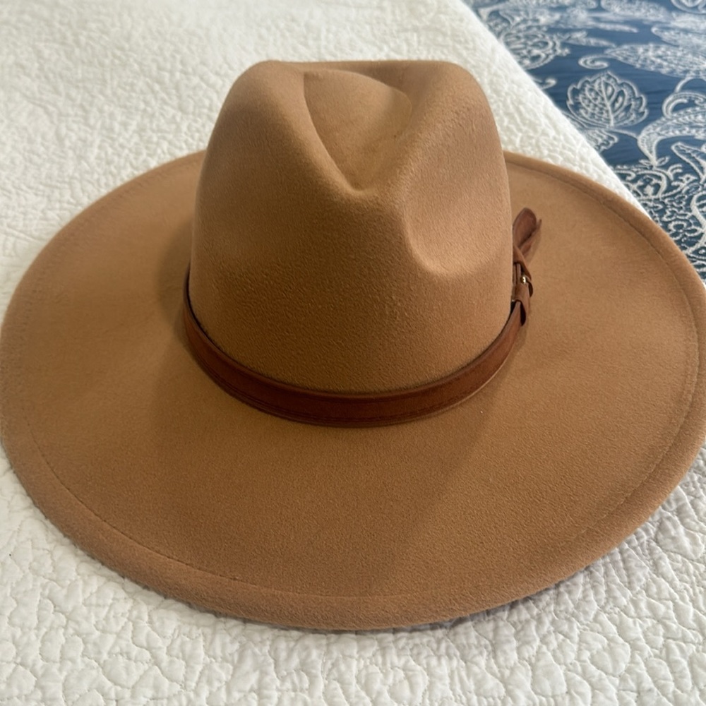 BRAND NEW WITHOUT TAGS WOMEN'S TAN HAT